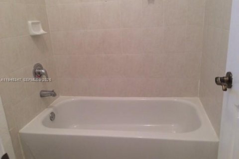 Townhouse in Doral, Florida 3 bedrooms, 193.24 sq.m. № 2001796 - photo 21