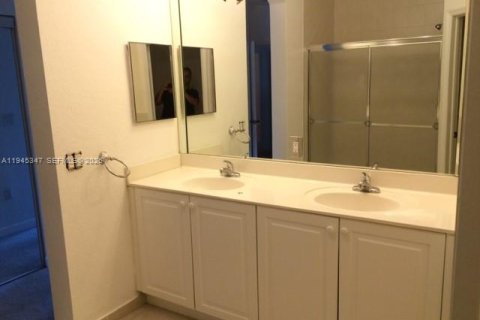 Townhouse in Doral, Florida 3 bedrooms, 193.24 sq.m. № 2001796 - photo 18