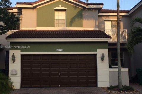 Townhouse in Doral, Florida 3 bedrooms, 193.24 sq.m. № 2001796 - photo 2