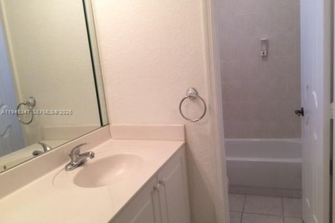 Townhouse in Doral, Florida 3 bedrooms, 193.24 sq.m. № 2001796 - photo 20