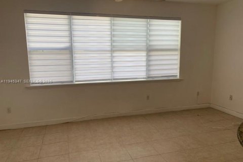 Townhouse in Doral, Florida 3 bedrooms, 193.24 sq.m. № 2001796 - photo 22