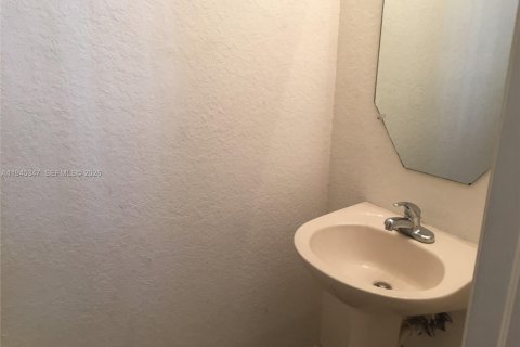 Townhouse in Doral, Florida 3 bedrooms, 193.24 sq.m. № 2001796 - photo 27