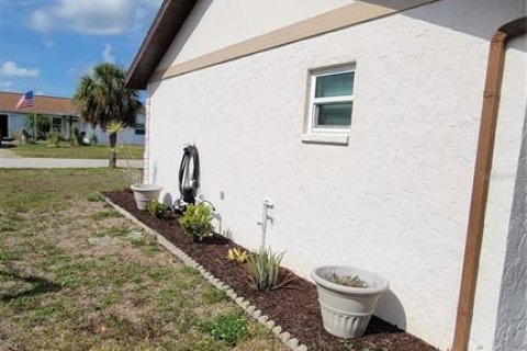 Villa ou maison à vendre à Port Charlotte, Floride: 2 chambres, 97.55 m2 № 1766017 - photo 5