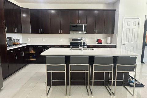 Casa en venta en Orlando, Florida, 5 dormitorios, 305.65 m2 № 1690794 - foto 2