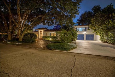 House in Saint Petersburg, Florida 3 bedrooms, 255.48 sq.m. № 2096969