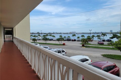 Condominio en alquiler en Aventura, Florida, 1 dormitorio, 71.35 m2 № 1836544 - foto 13