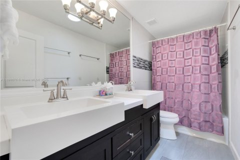 Casa en alquiler en Miami, Florida, 4 dormitorios, 274.99 m2 № 1951348 - foto 21