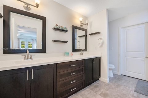 Casa en alquiler en Miami, Florida, 4 dormitorios, 274.99 m2 № 1951348 - foto 17