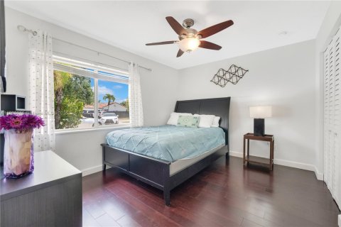 Casa en alquiler en Miami, Florida, 4 dormitorios, 274.99 m2 № 1951348 - foto 15