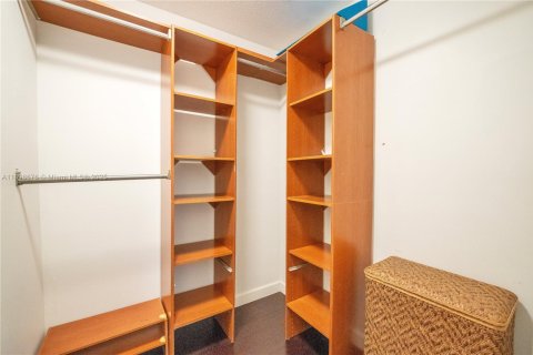 Casa en alquiler en Miami, Florida, 4 dormitorios, 274.99 m2 № 1951348 - foto 19