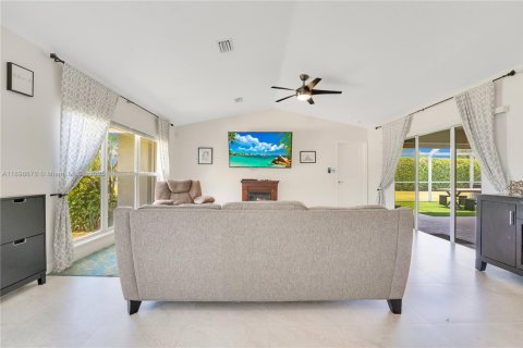 Casa en alquiler en Miami, Florida, 4 dormitorios, 274.99 m2 № 1951348 - foto 3