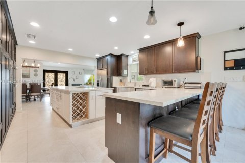 Casa en alquiler en Miami, Florida, 4 dormitorios, 274.99 m2 № 1951348 - foto 10