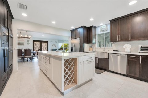 Casa en alquiler en Miami, Florida, 4 dormitorios, 274.99 m2 № 1951348 - foto 8