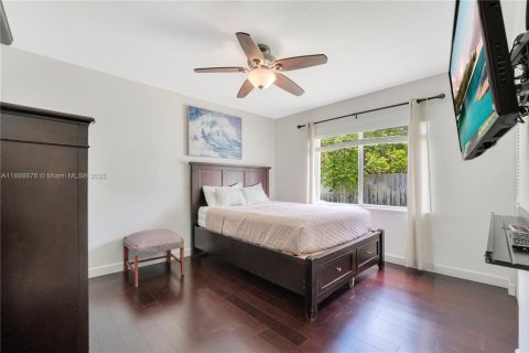 Casa en alquiler en Miami, Florida, 4 dormitorios, 274.99 m2 № 1951348 - foto 14