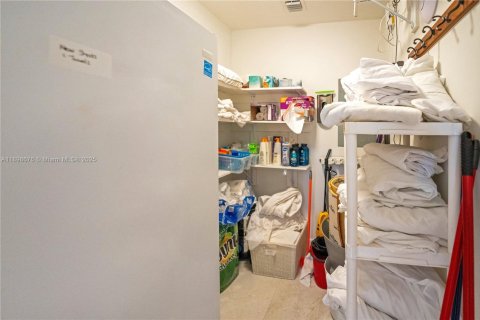 Casa en alquiler en Miami, Florida, 4 dormitorios, 274.99 m2 № 1951348 - foto 20