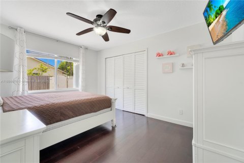 Casa en alquiler en Miami, Florida, 4 dormitorios, 274.99 m2 № 1951348 - foto 13
