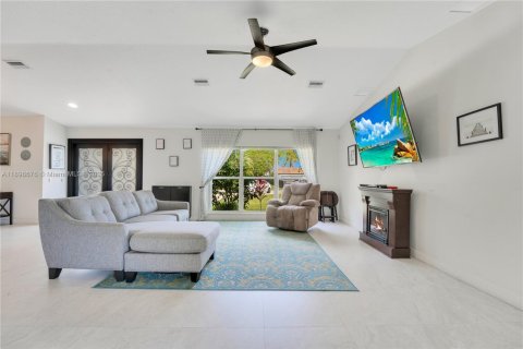 Casa en alquiler en Miami, Florida, 4 dormitorios, 274.99 m2 № 1951348 - foto 2