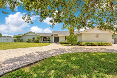 Casa en alquiler en Miami, Florida, 4 dormitorios, 274.99 m2 № 1951348 - foto 1
