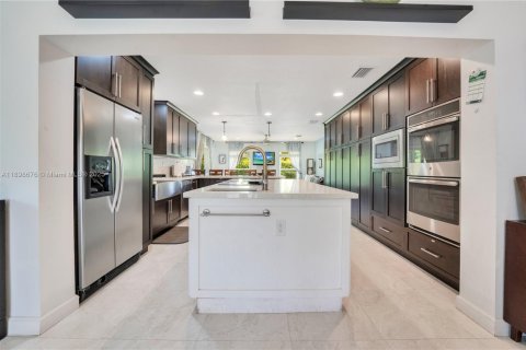 Casa en alquiler en Miami, Florida, 4 dormitorios, 274.99 m2 № 1951348 - foto 7