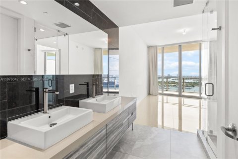 Condo in Miami, Florida, 2 bedrooms  № 2080483 - photo 19