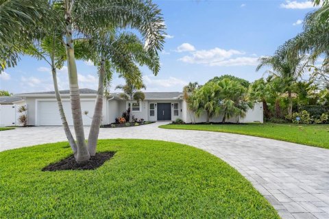 House in Saint Petersburg, Florida 4 bedrooms, 172.8 sq.m. № 2121202