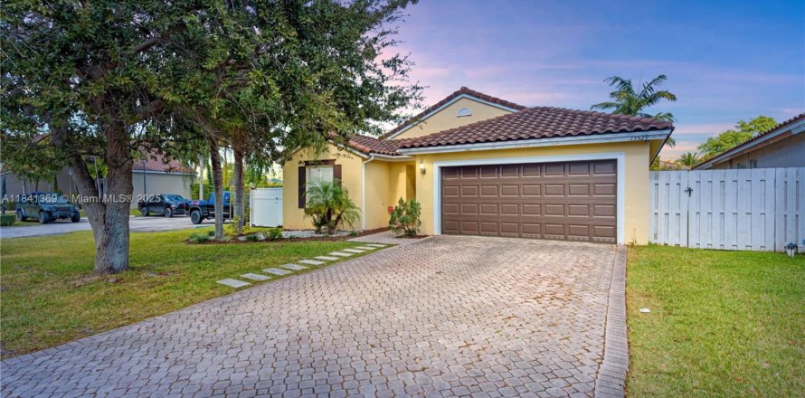House in Miami, Florida 3 bedrooms, 150.59 sq.m. № 1832286
