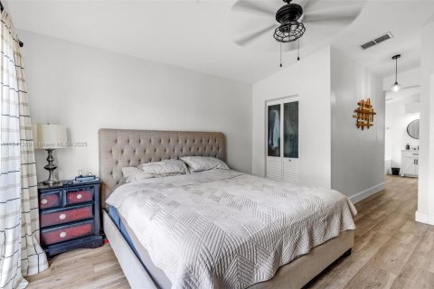 House in Miami, Florida 3 bedrooms, 150.59 sq.m. № 1832286 - photo 10