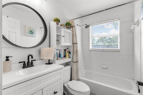 House in Miami, Florida 3 bedrooms, 150.59 sq.m. № 1832286 - photo 8