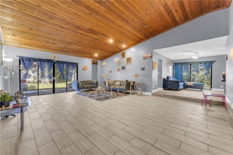 Casa en Tamarac, Florida 4 dormitorios, 202.62 m2 № 2056555