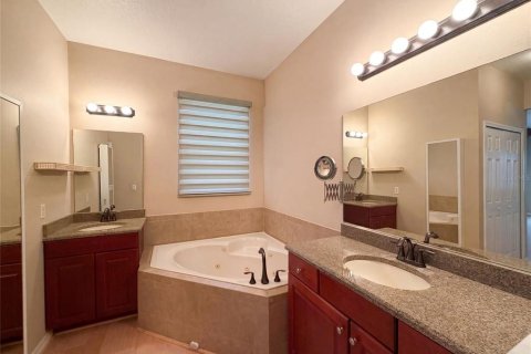 House in Leesburg, Florida 4 bedrooms, 207.73 sq.m. № 2230246 - photo 17