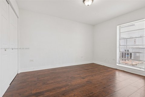 Condo in Miami, Florida, 2 bedrooms  № 1844108 - photo 12