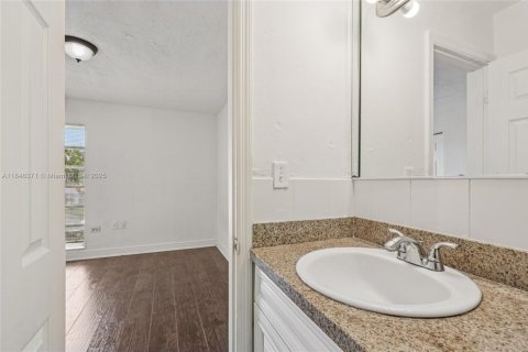 Condo in Miami, Florida, 2 bedrooms  № 1844108 - photo 23