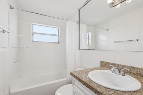 Condo in Miami, Florida, 2 bedrooms  № 1844108 - photo 16