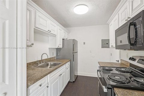 Condo in Miami, Florida, 2 bedrooms  № 1844108 - photo 10