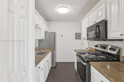 Condo in Miami, Florida, 2 bedrooms  № 1844108 - photo 9