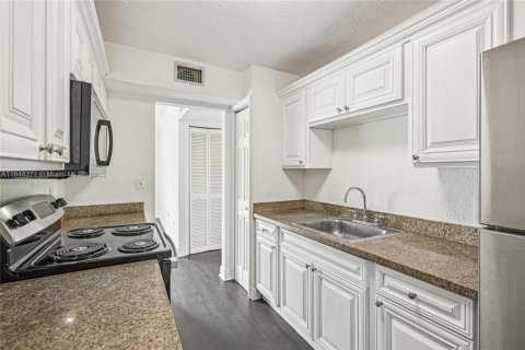 Condo in Miami, Florida, 2 bedrooms  № 1844108 - photo 11