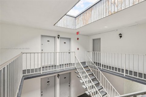 Condo in Miami, Florida, 2 bedrooms  № 1844108 - photo 2