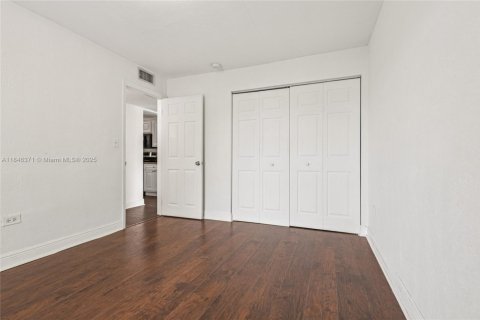 Condo in Miami, Florida, 2 bedrooms  № 1844108 - photo 14