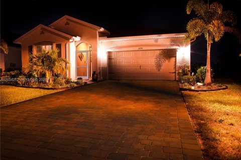 Villa ou maison à vendre à Cape Coral, Floride: 3 chambres, 168.71 m2 № 2078397 - photo 2