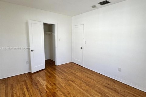 Снять в аренду виллу или дом в Майами, Флорида 2 спальни, 130.06м2, № 2055665 - фото 11