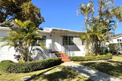 Снять в аренду виллу или дом в Майами, Флорида 2 спальни, 130.06м2, № 2055665 - фото 1