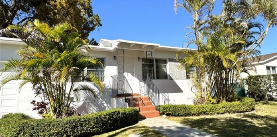 Дом в Майами, Флорида 2 спальни, 130.06м2 № 2055665