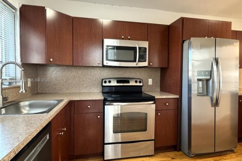 Снять в аренду виллу или дом в Майами, Флорида 2 спальни, 130.06м2, № 2055665 - фото 4