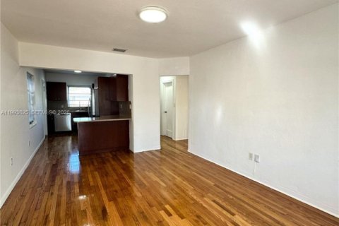 Снять в аренду виллу или дом в Майами, Флорида 2 спальни, 130.06м2, № 2055665 - фото 3