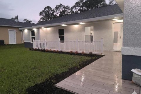 House in Sebring, Florida 4 bedrooms, 177.35 sq.m. № 2222911 - photo 2