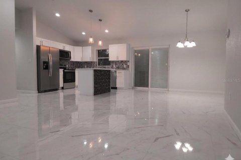 House in Sebring, Florida 4 bedrooms, 177.35 sq.m. № 2222911 - photo 5