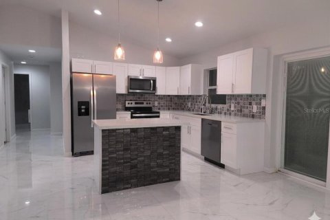 House in Sebring, Florida 4 bedrooms, 177.35 sq.m. № 2222911 - photo 4