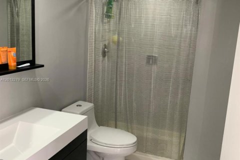 Condo in Miami, Florida, 2 bedrooms  № 2076336 - photo 11
