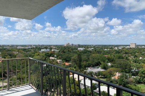 Condo in Miami, Florida, 2 bedrooms  № 2076336 - photo 13