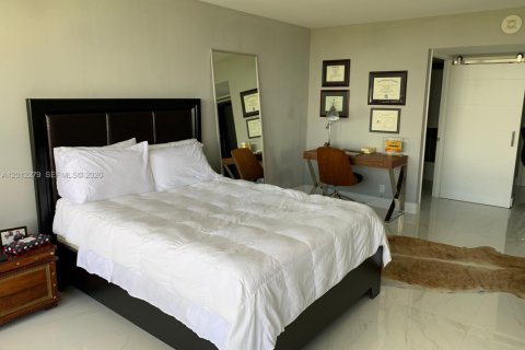 Condo in Miami, Florida, 2 bedrooms  № 2076336 - photo 9
